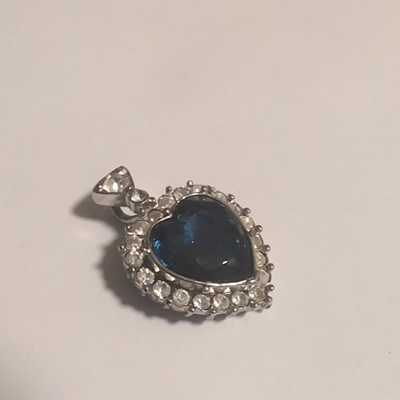 Elegant‎ Silver Heart Pendant with Blue Gemstone - Picture 3 of 4